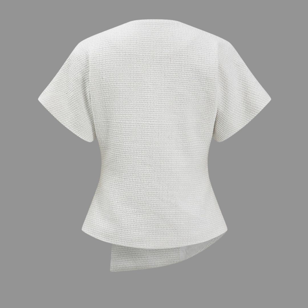 Vit Figurnära topp i strukturerad stickad kvalitet med kort ärm och asymmetrisk fåll