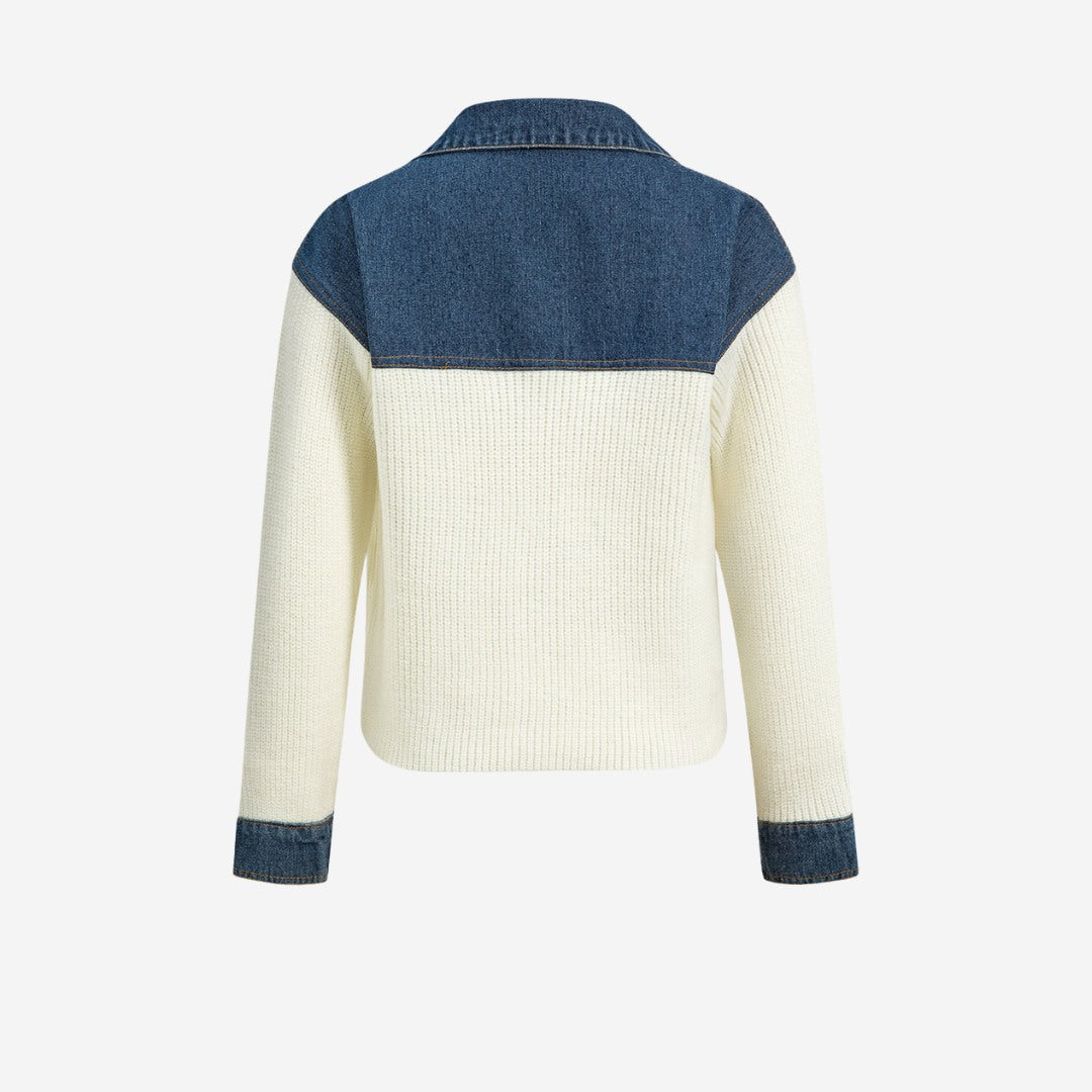 Vit stickad tröja med denimdetaljer och knappstängning fram