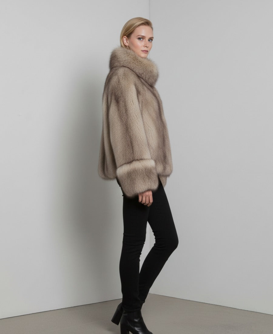 Beige jacka i fuskpäls med hög krage och breda ärmslut