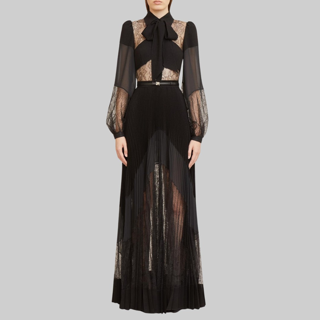 Svart Maxiklänning i Spets med Plisserad Kjol, Transparenta Partier och Knutdetalj vid Halsen