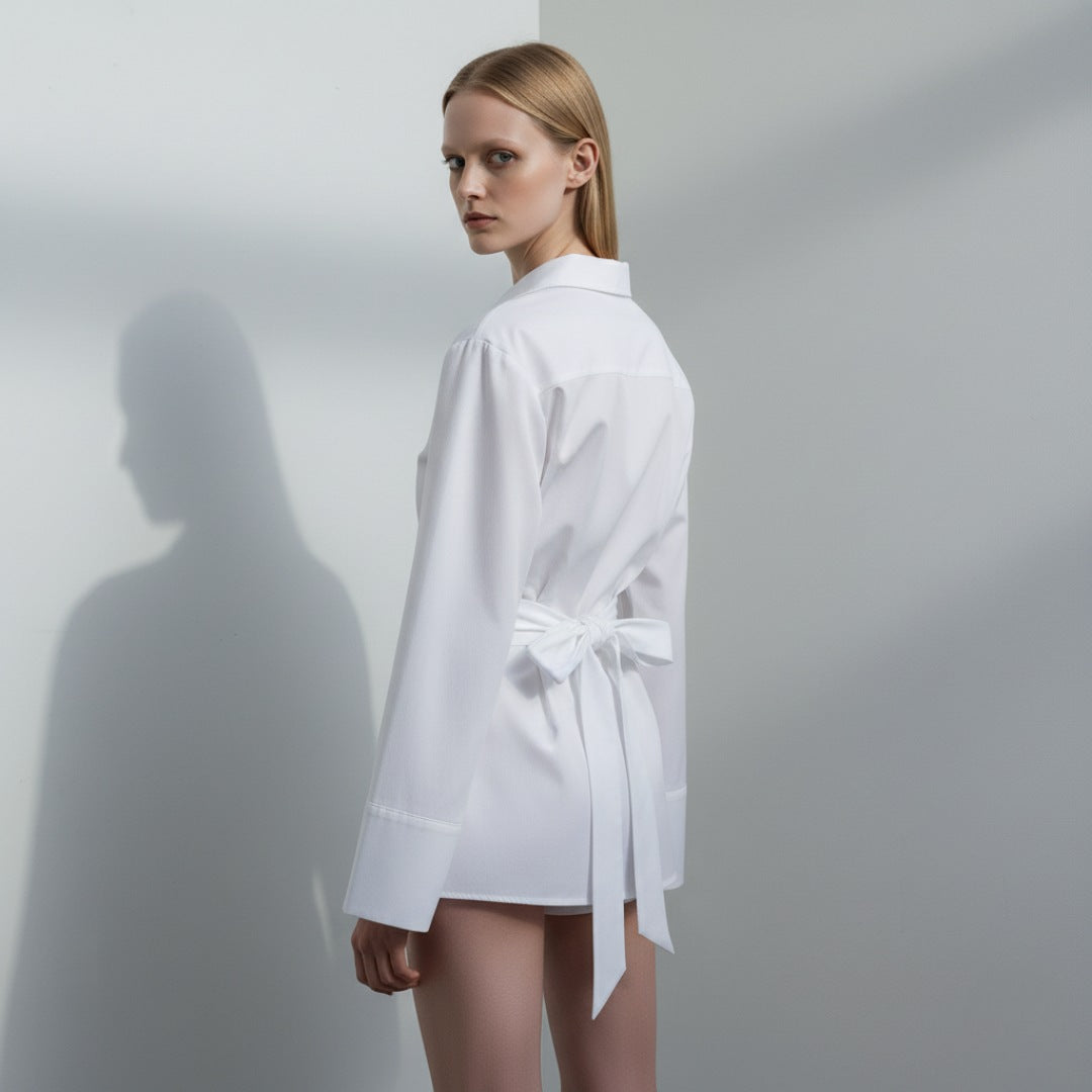 Omslagsblus med V-ringning och vida ärmar