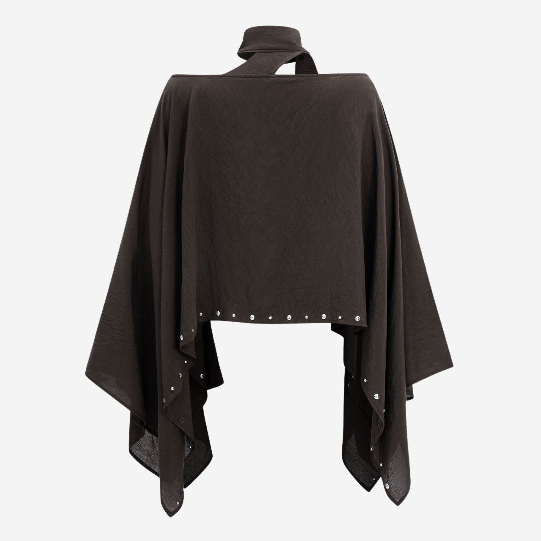 Mörkbrun asymmetrisk topp med halsbandseffekt och silverfärgade nitar