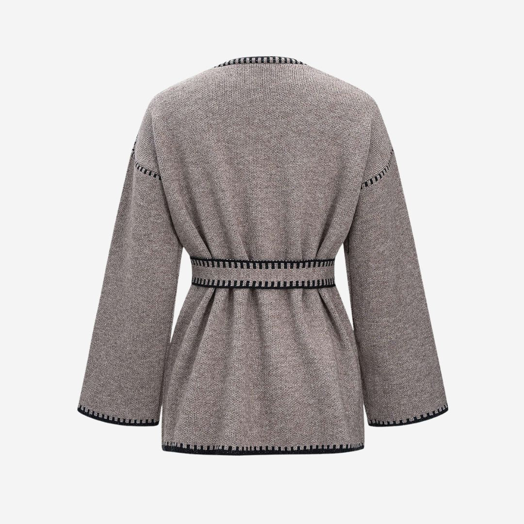 Grå stickad kofta med markerade kanter och knytskärp