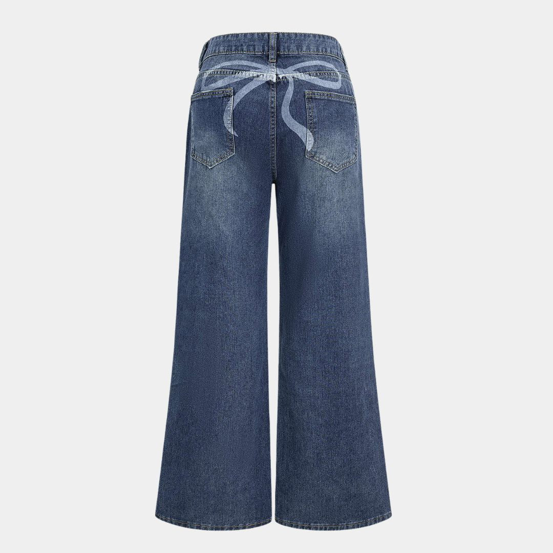 Blå vida jeans med mjukt tvättad finish, markerade slitningar och målad rosettdetalj baktill