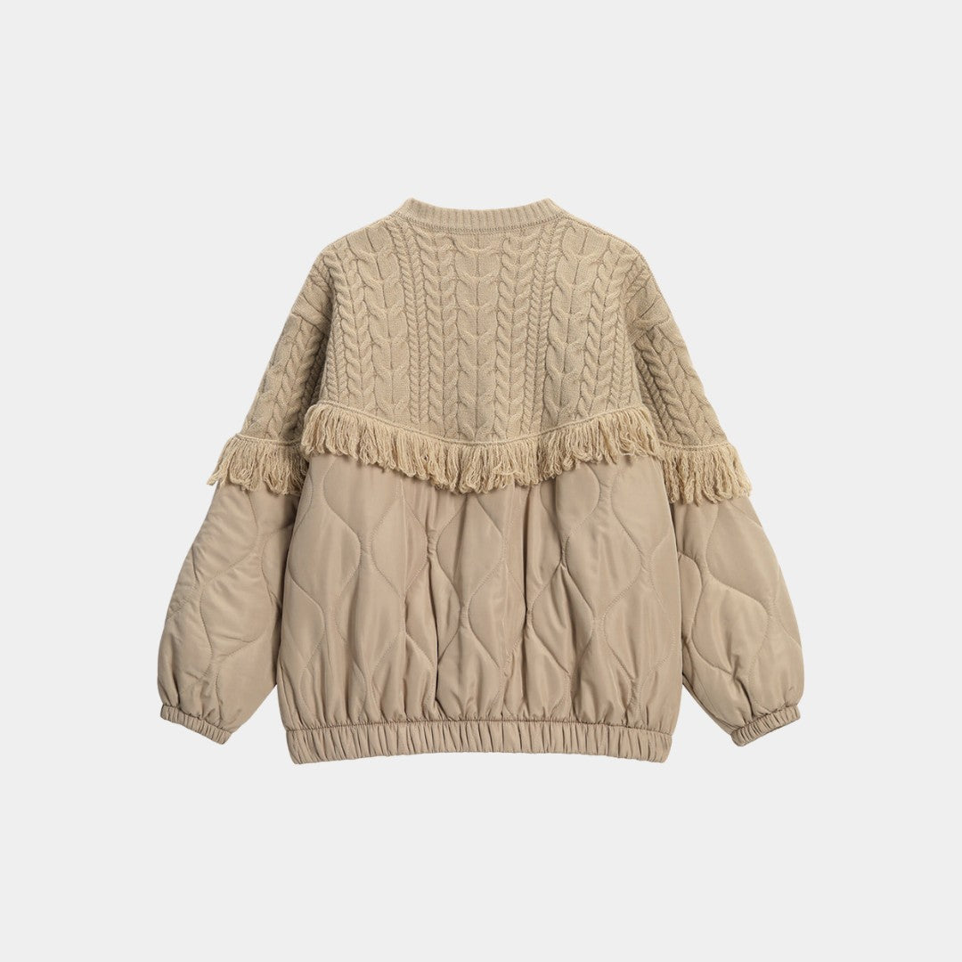 Stickad och vadderad jacka med fransdetalj och quiltade paneler