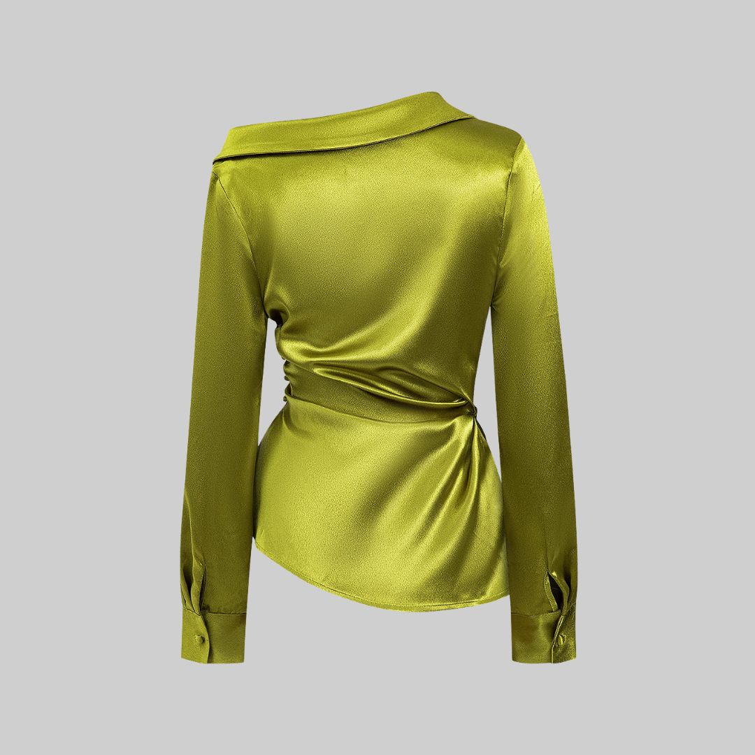 Limegrön figurnära glänsande satintopp med omlottkrage och drapering samt långa ärmar