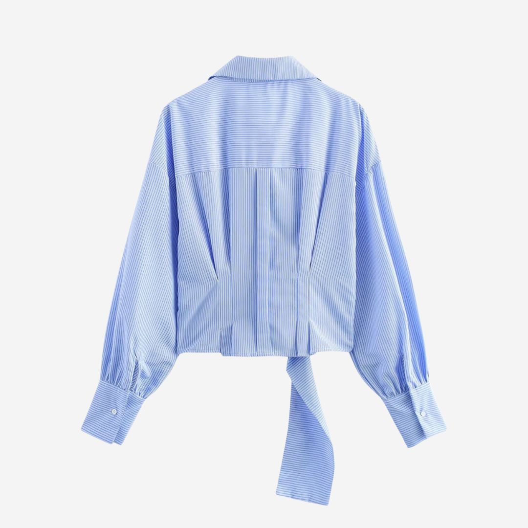 Blåvitrandig skjorttopp med markerad midja och rektangulärt bälte