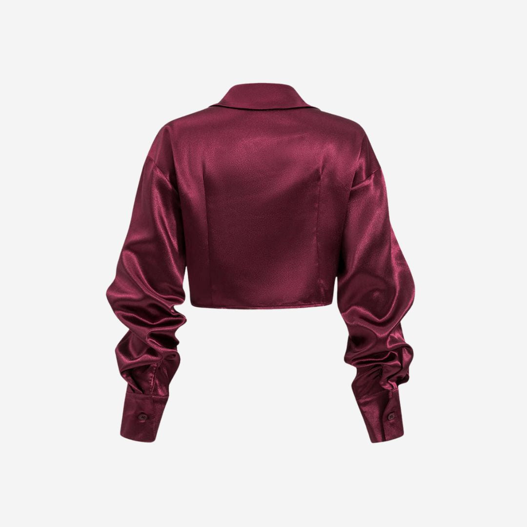 Vinröd satintopp med draperad front och långa ärmar