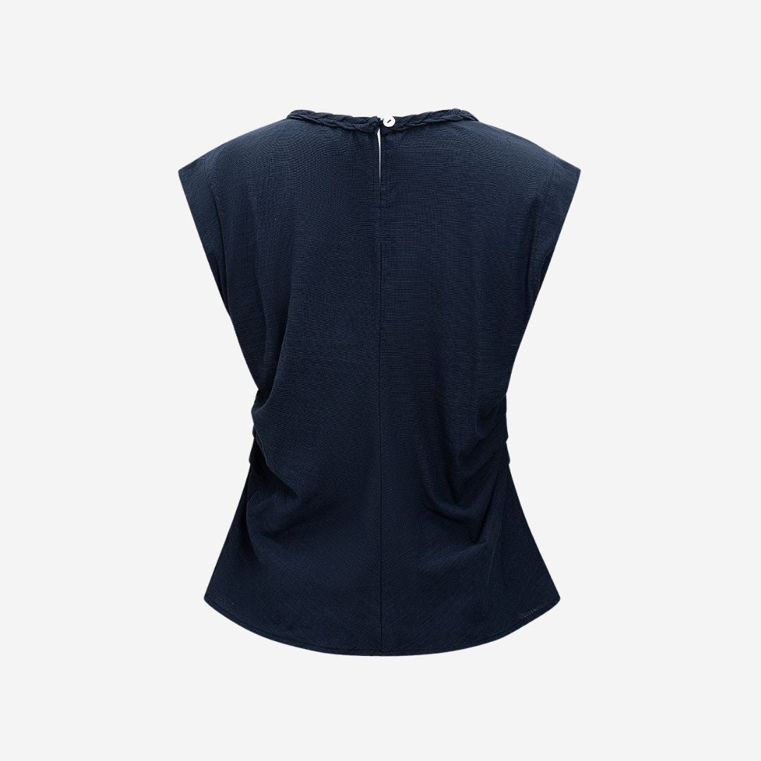 Mörkblå topp med draperade sidor och flätad halsringning