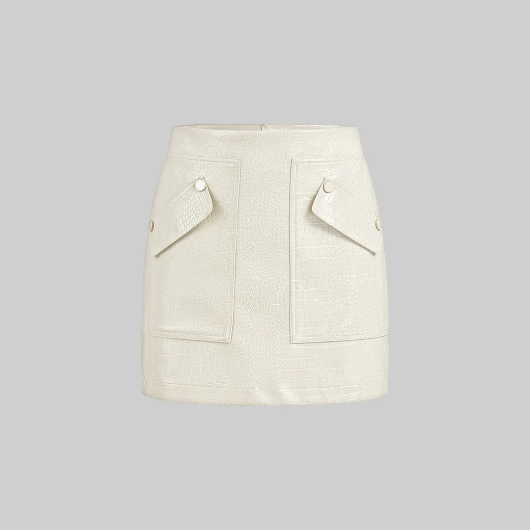 Kort kjol i krokodilpräglat fuskläder med fickdetaljer och midjehög passform