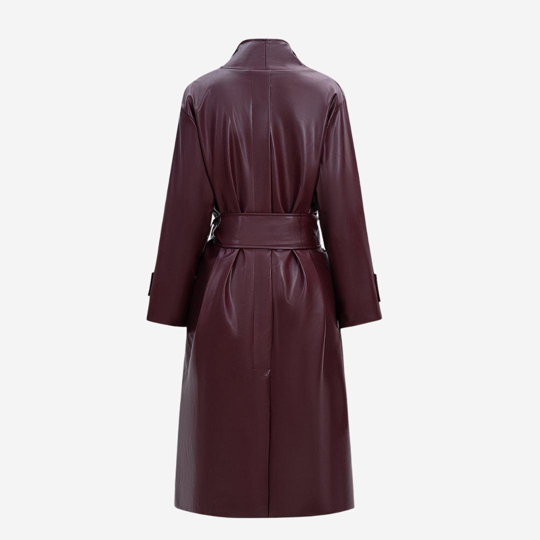 Vinröd Lång vinröd trenchcoat i glansigt veganskt läder med bred krage och knytskärp
