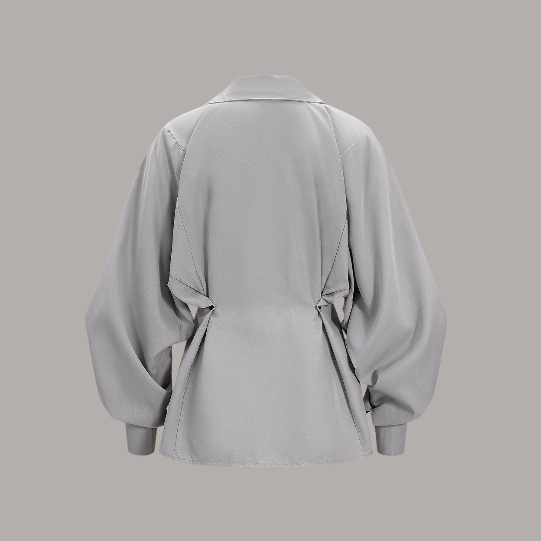 Grå figursydd skjortblus med voluminösa ballongärmar och knappar framtill