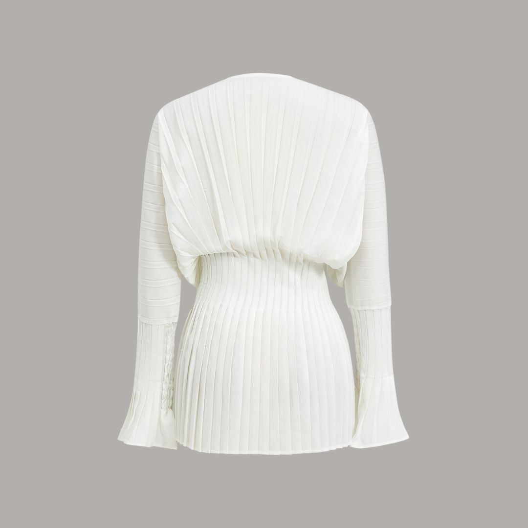 Vit plisserad topp med markerad midja och vida ärmslut