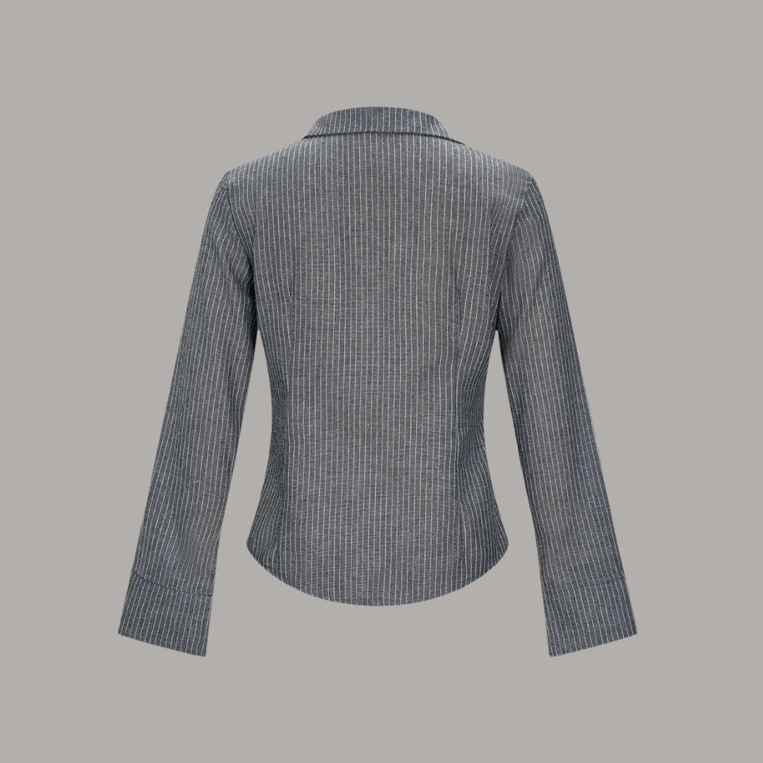 Grå figursydd skjorta med kritstrecksrandigt mönster och utsvängda ärmslut i stretchfri bomullslook