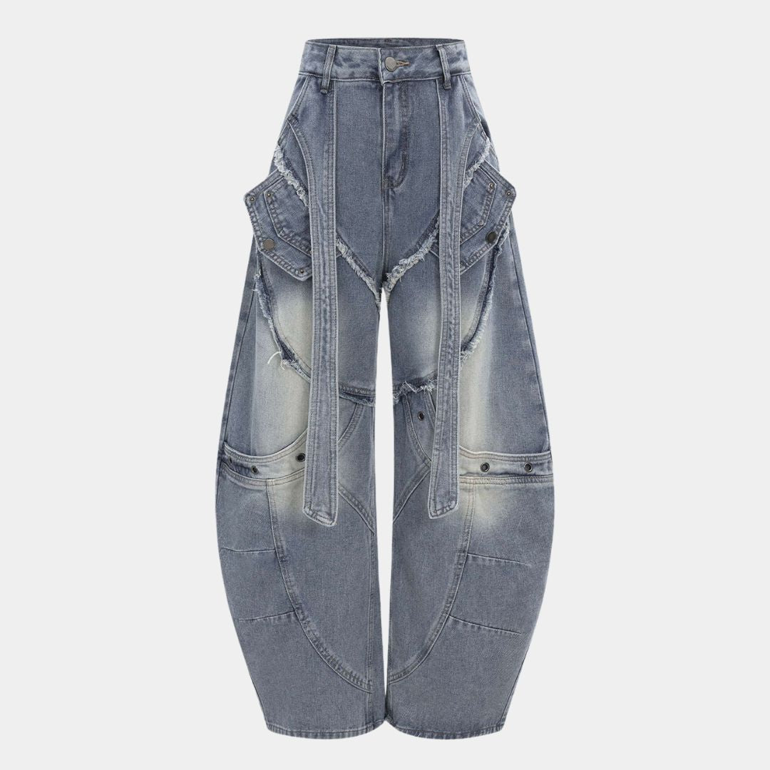 Statement-denimbyxor med överdimensionerade fickor, råa kanter, asymmetrisk sömnad och extra bred silhuett