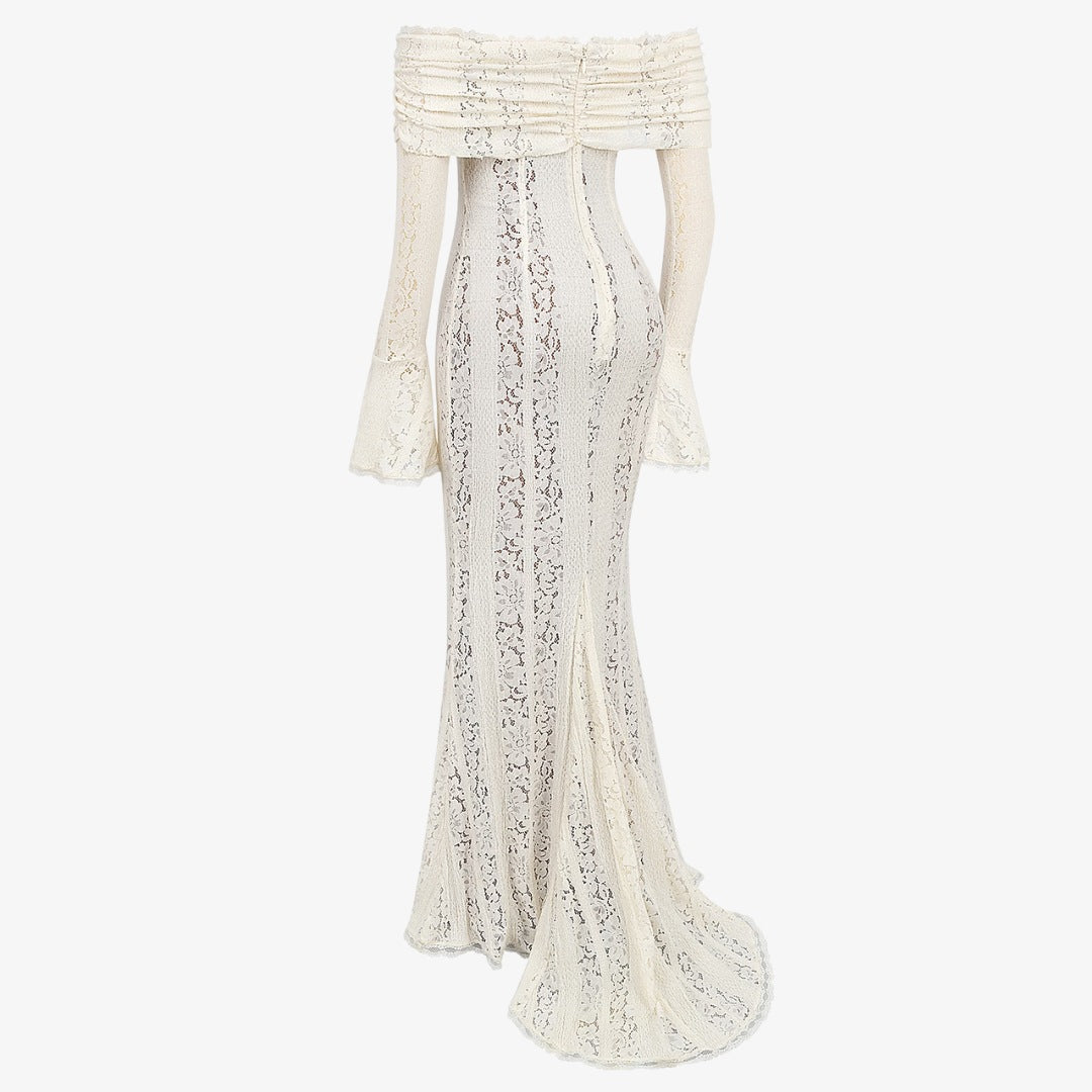 Lång axelbandslös spetsklänning med utsvängda ärmar och draperad överdel
