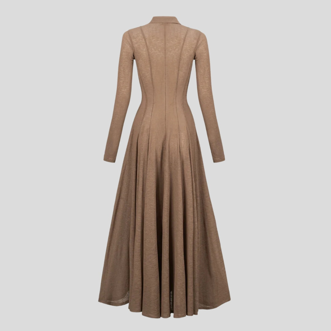 Stickad maxiklänning med lång ärm, krage och elegant utsvängd silhuett