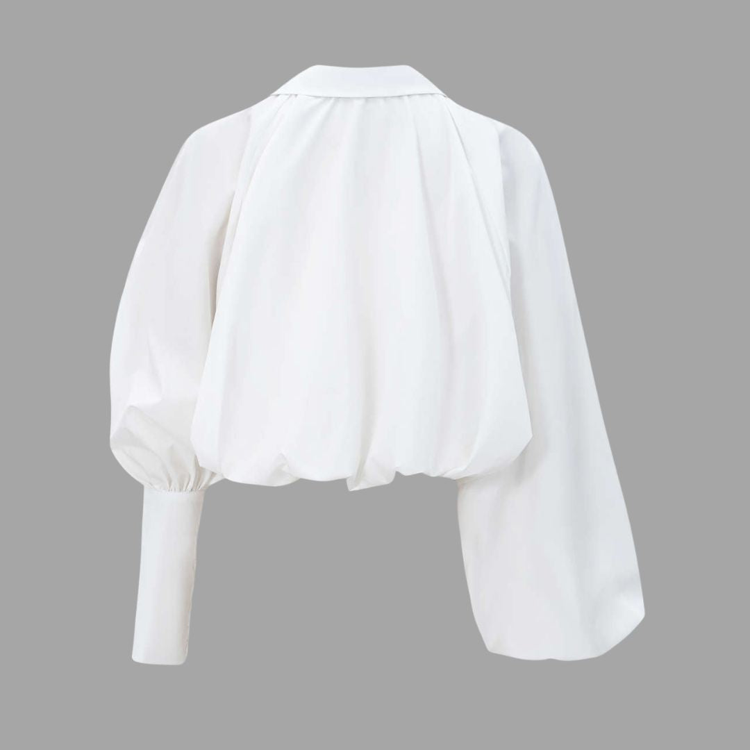 Vit kort blus med ballongärmar och dold knappslå
