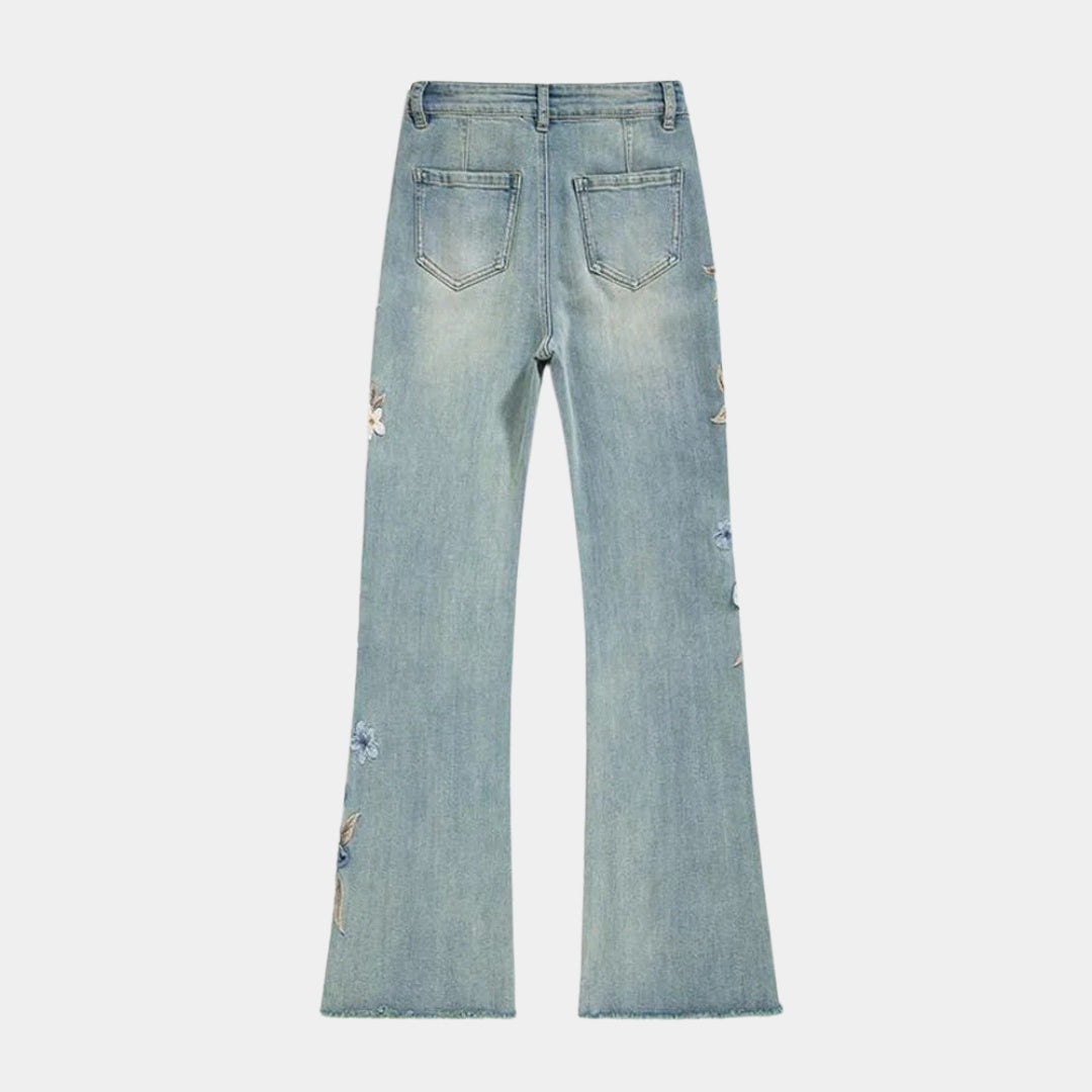 Rak jeansmodell med broderade blommor och utställda benslut