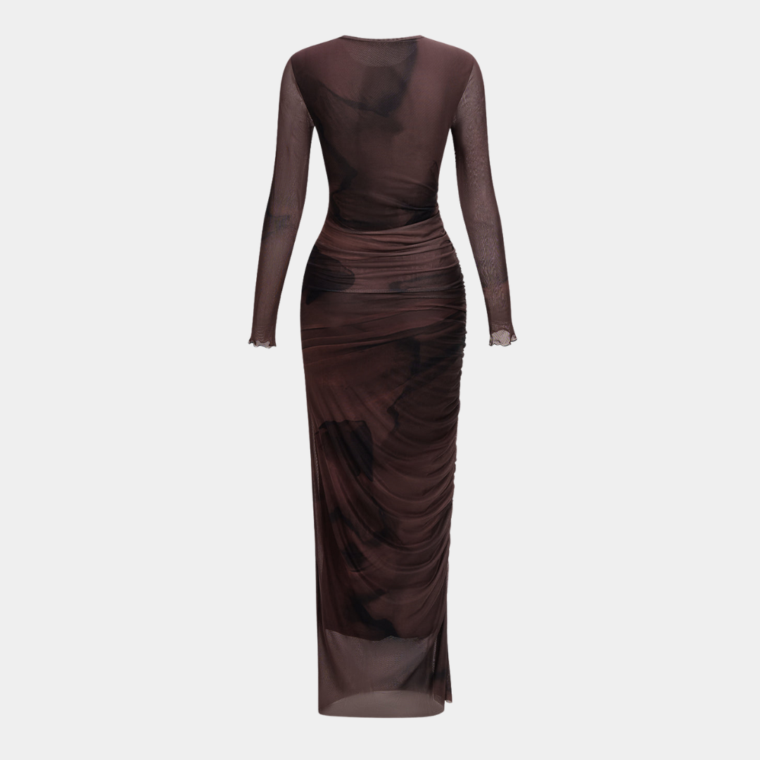 Långärmad maxiklänning i rödbrun tie-dye mesh med draperad design och figurnära siluett