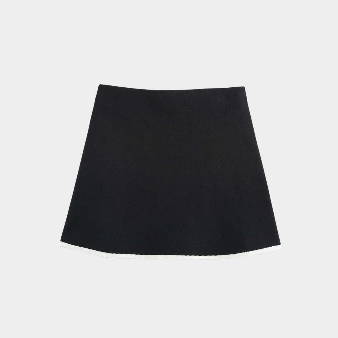 Elegant svart tvådelad stickad set med kofta och minikjol