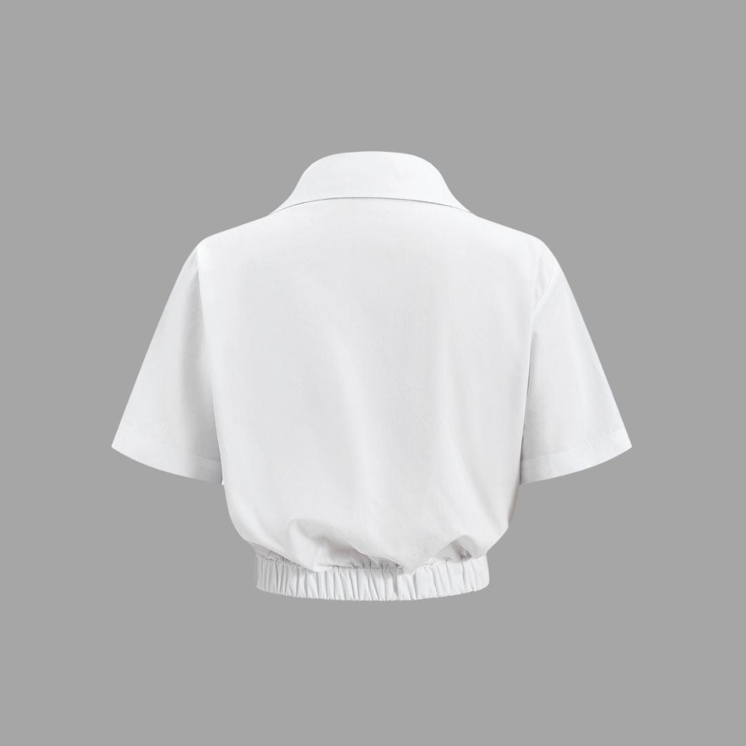 Vit kort skjortblus med hjärtformad kristalldekor och elastisk midja