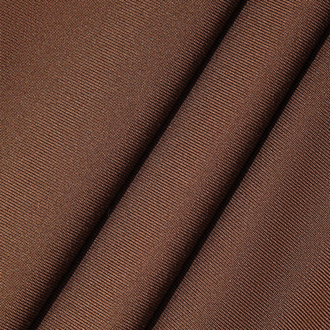 Brun axelbandslös midiklänning med rynkad överdel och öppen rygg i stretchigt material