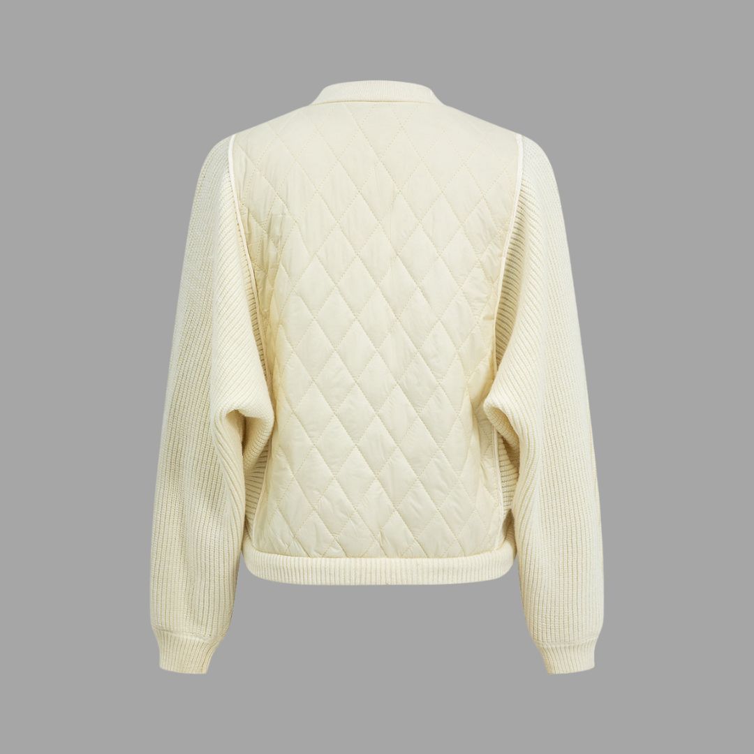 Fitted-passform quiltad stickad jacka med dragkedja och kontrasterande ärmar