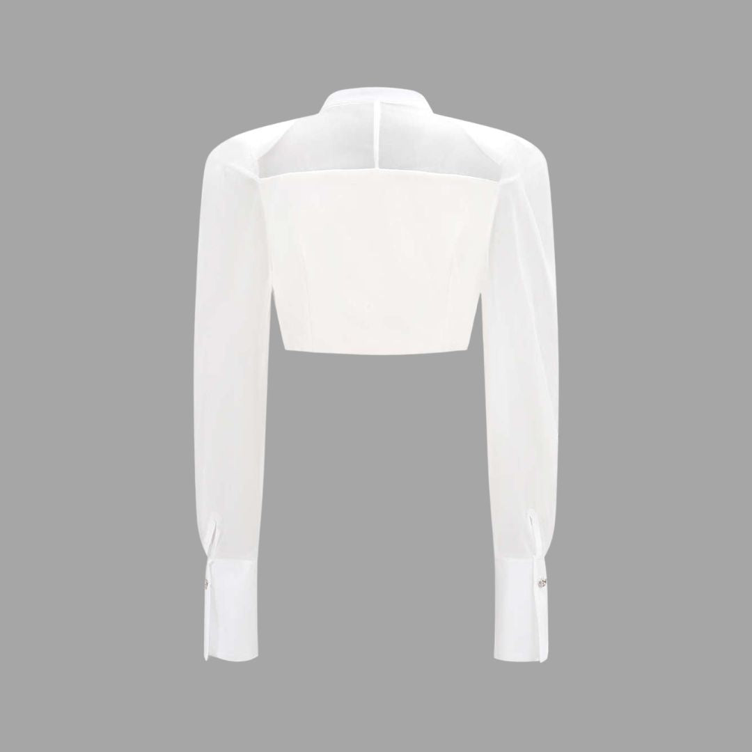 Vit kort organzatopp med transparenta ärmar och metallknappar vid manschetterna