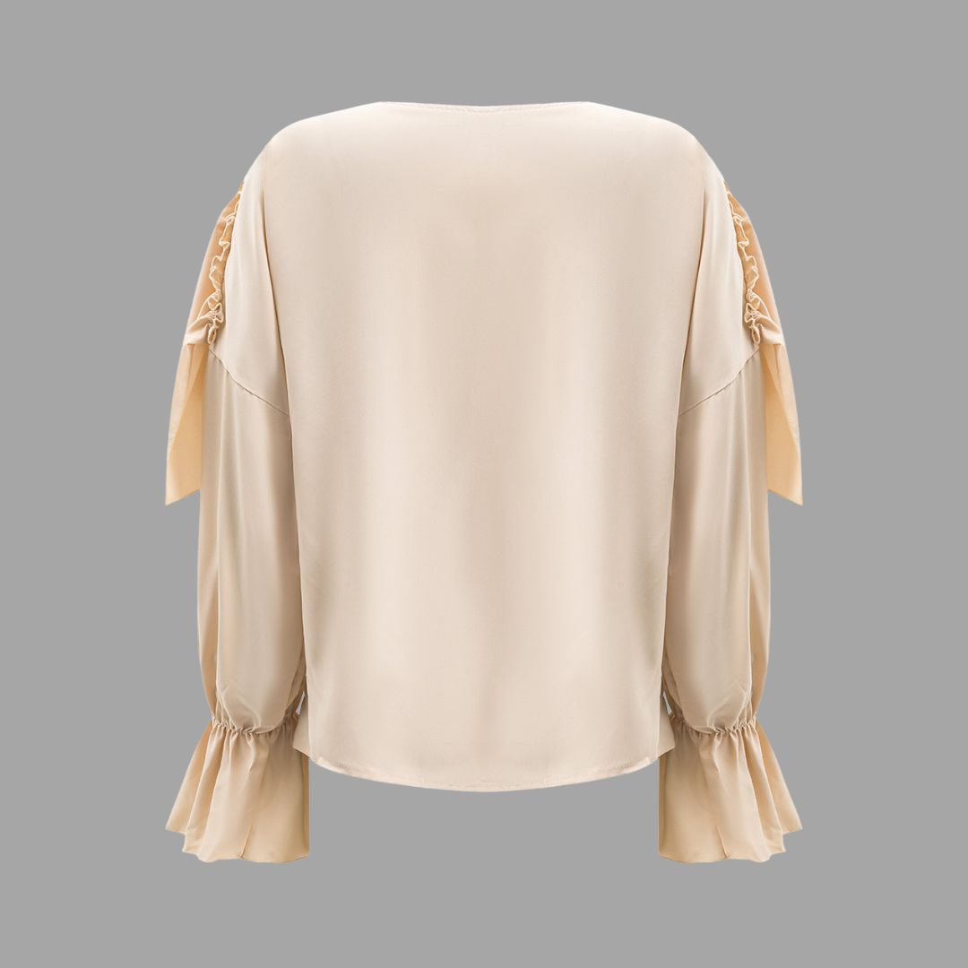 Beige blus med voluminösa volanger och rynkade ärmar