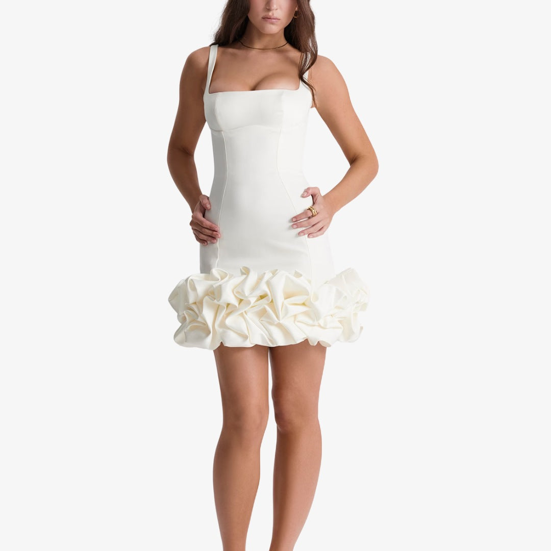 Vit satinklänning med rak halsringning och volangkant