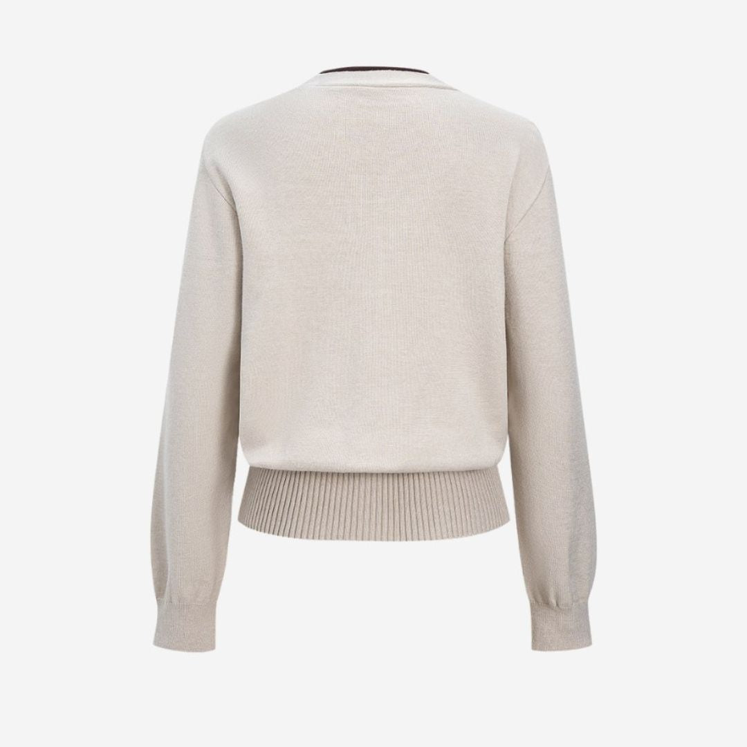 Vit V-ringad stickad cardigan med kontrastkant och knäppning framtill