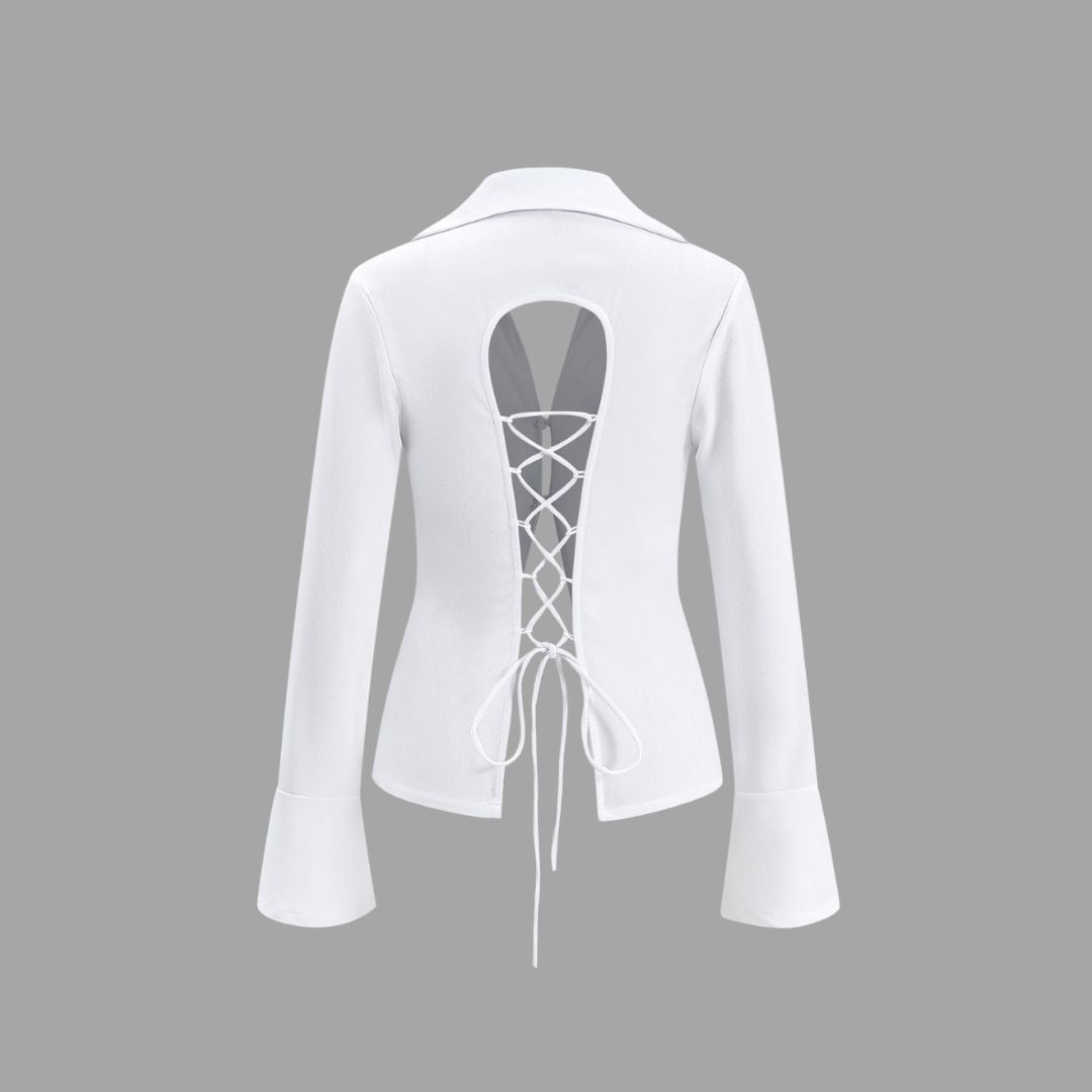 Vit långärmad topp med snörning i ryggen och pärlknappar framtill