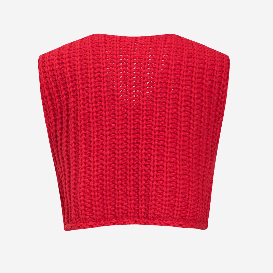 Stickad väst i grov röd maskstickning med dekorativa knappar och framfickor