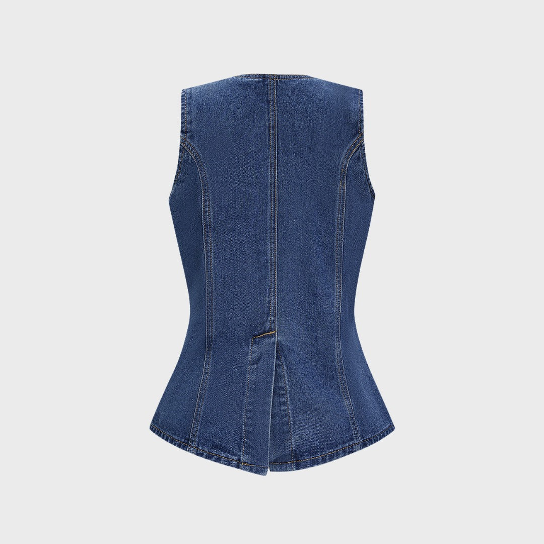 Figursydd denimväst med dekorativa metallknappar och fickdetaljer