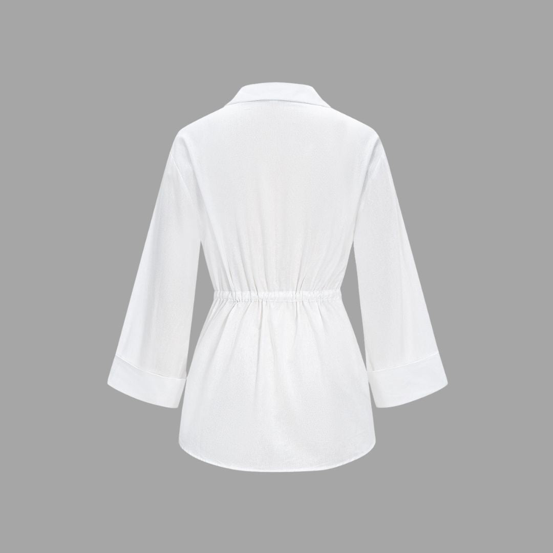 Vit skjortblus i bomull med midjedragning och breda manschetter
