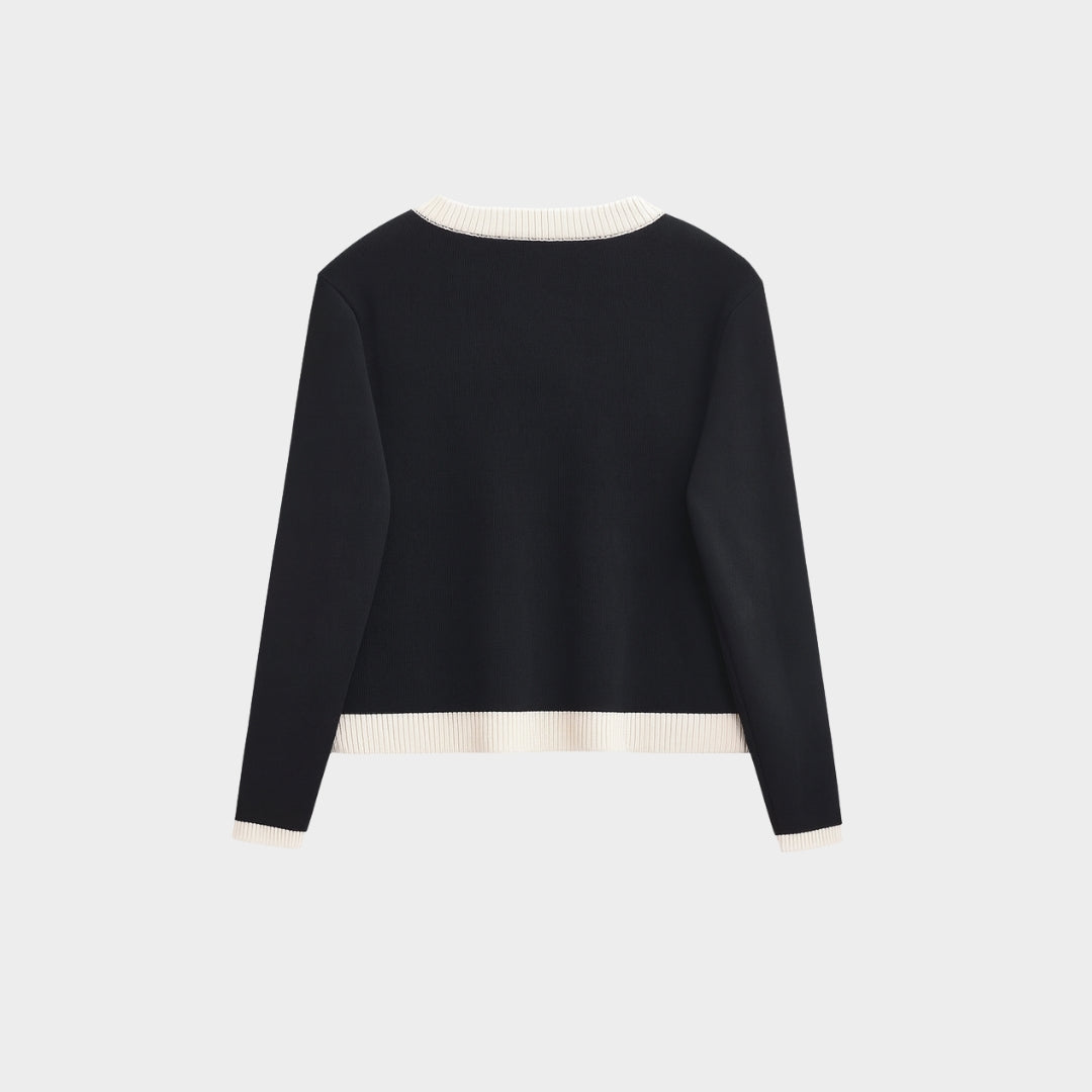 Elegant kort kofta med kontrastkant och guldfärgade knappar