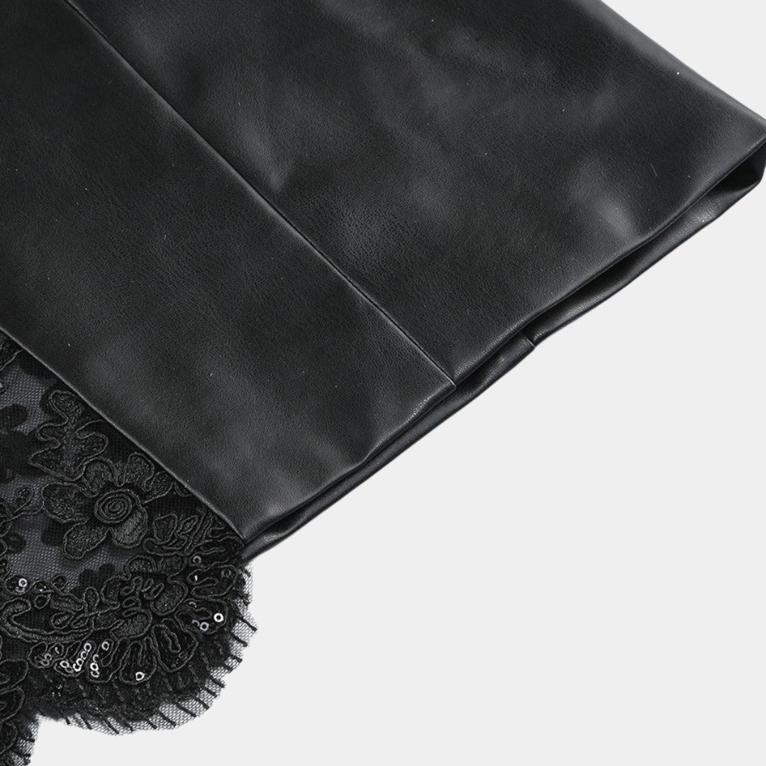 Axelbandslös långklänning i svart fuskläder med spetsdetaljer