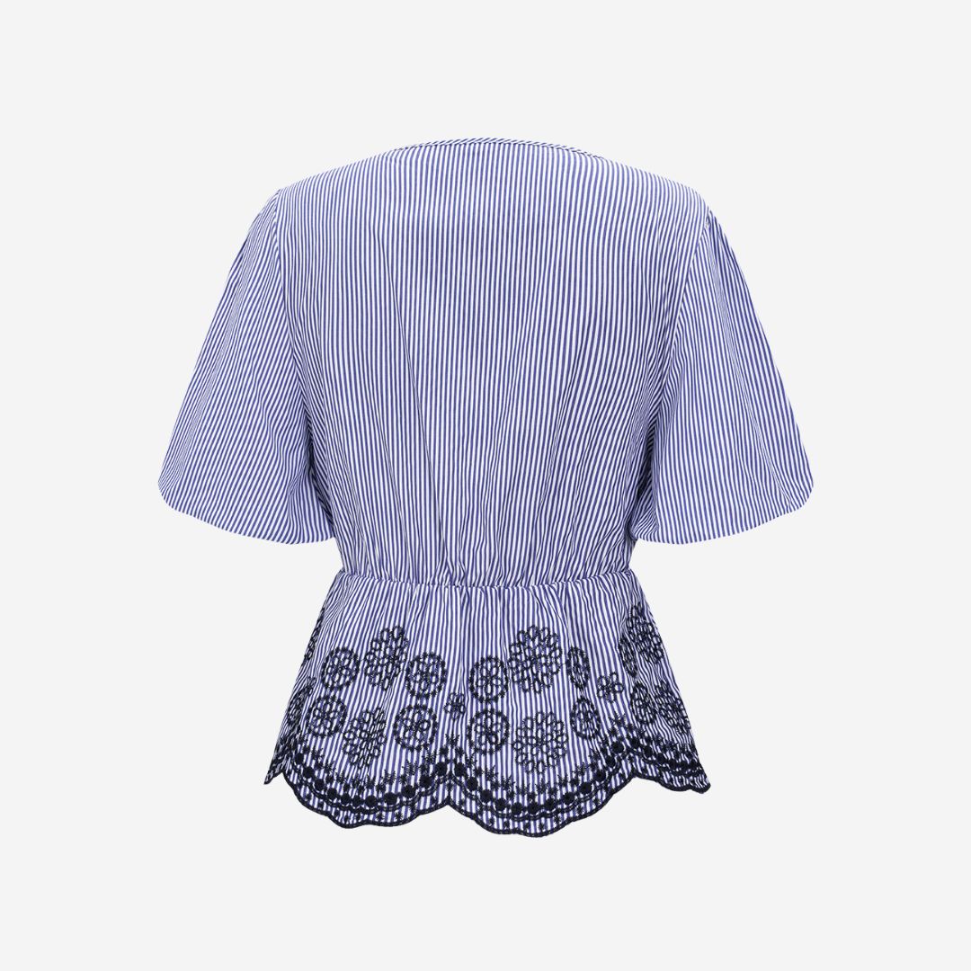 Blårandig topp med knytning framtill och broderade detaljer i fållen