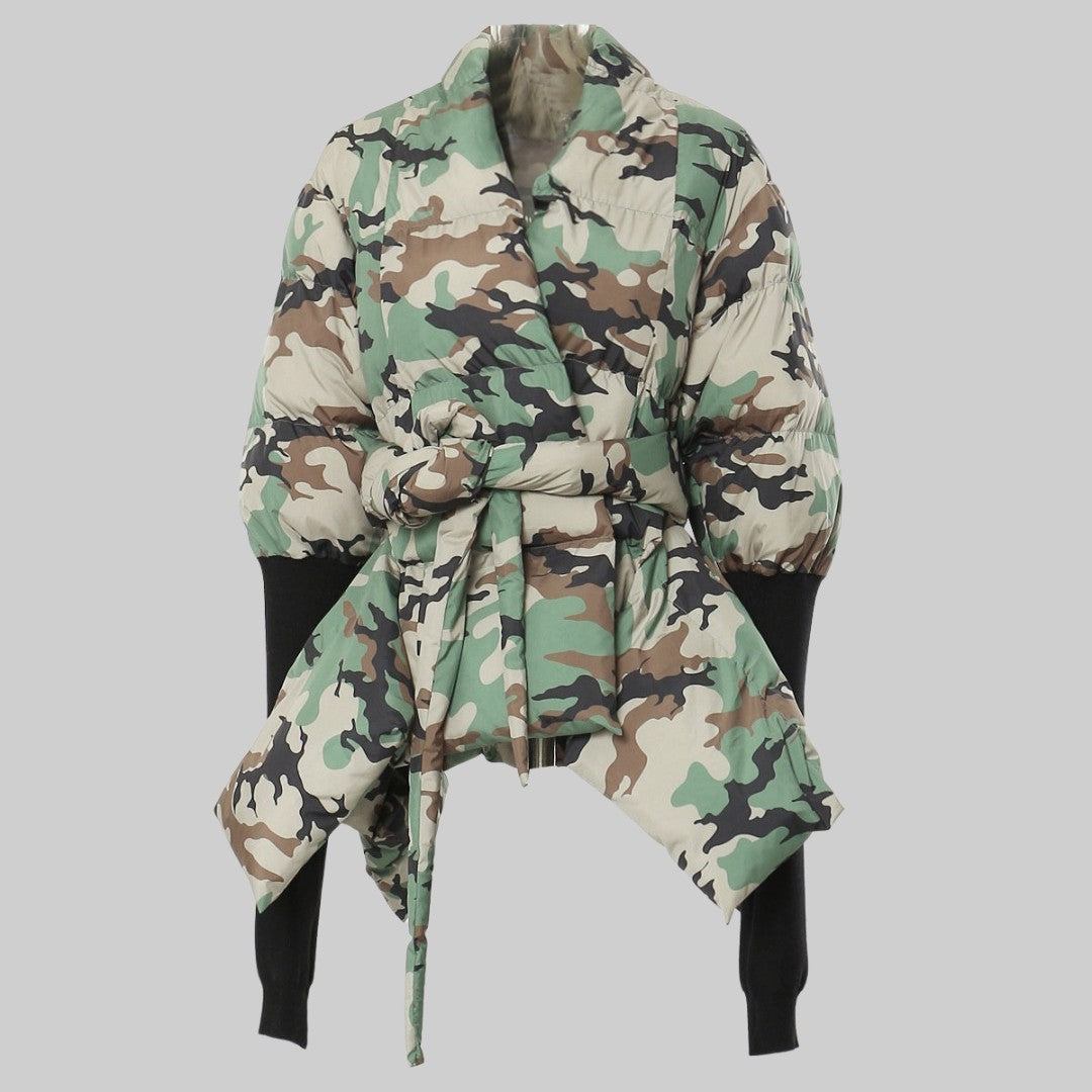 Vadderad omlottjacka med skärp och puffärmar med stickade muddar