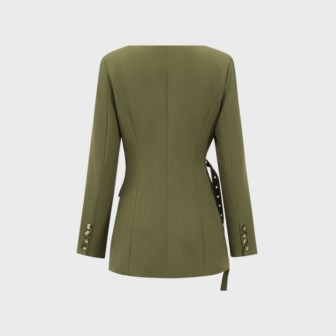 Olivgrön figursydd kavaj i twill med bälte och asymmetrisk knäppning