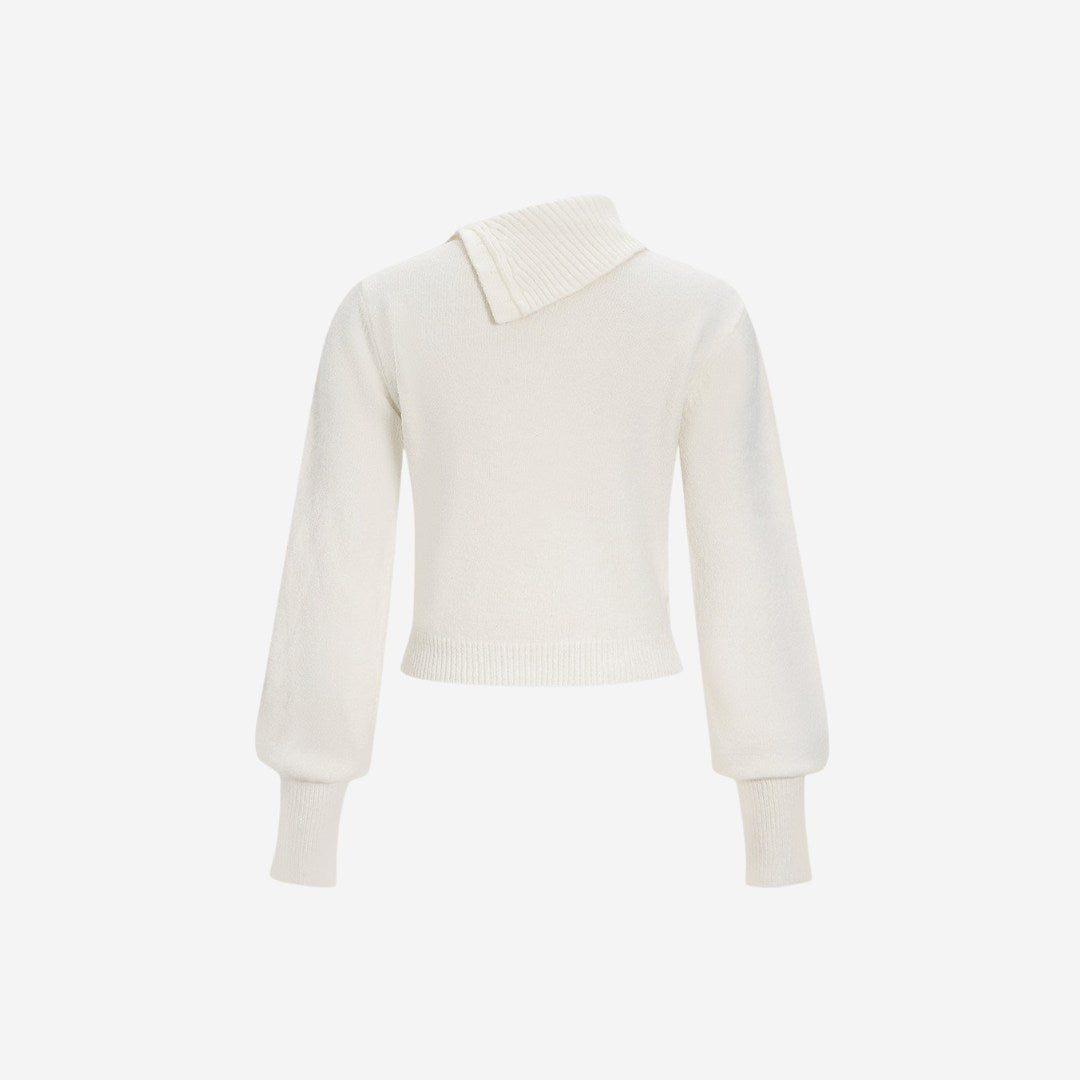 Krämvit stickad tröja med asymmetrisk knäppning, långärmad och mjuk struktur