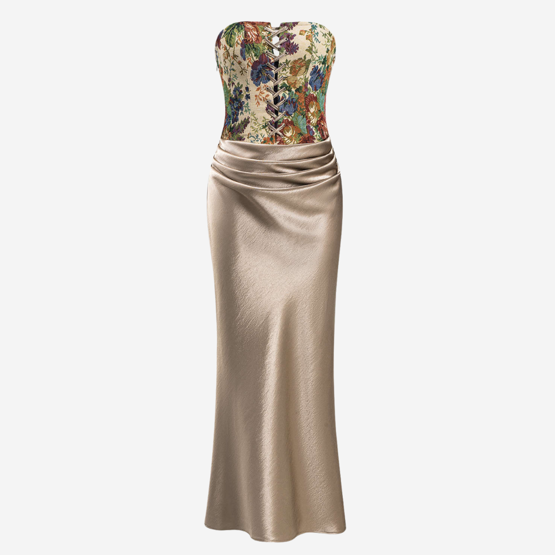 Axelbandslös figurnära midiklänning i satin med blommigt mönstrad liv och draperad kjol