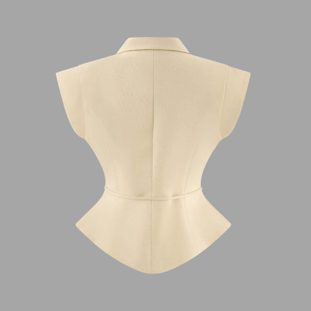 Beige ärmlös kavaj med markerad midja klassiskt slag och knytdetalj framtill i stilren linnemix