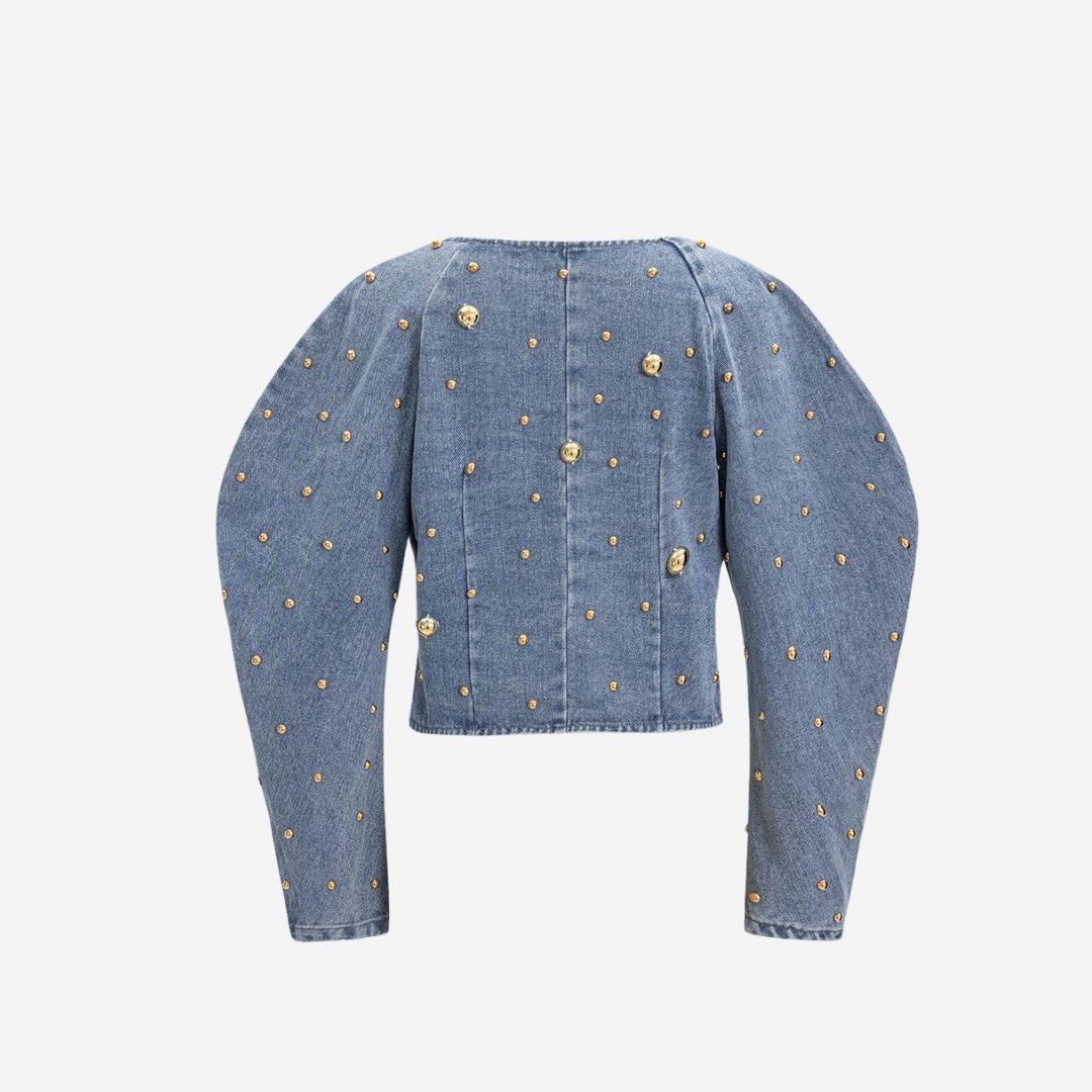 Blå kort jeansjacka i blå denim med volymärmar och guldnitar för dam