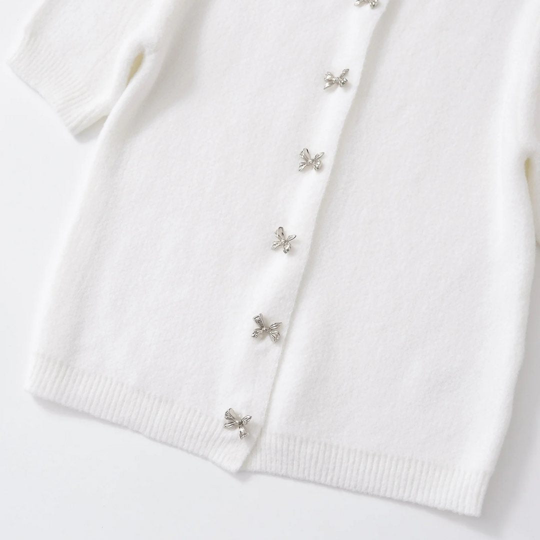 Kortärmad stickad kofta med rosettdetaljer och knappstängning