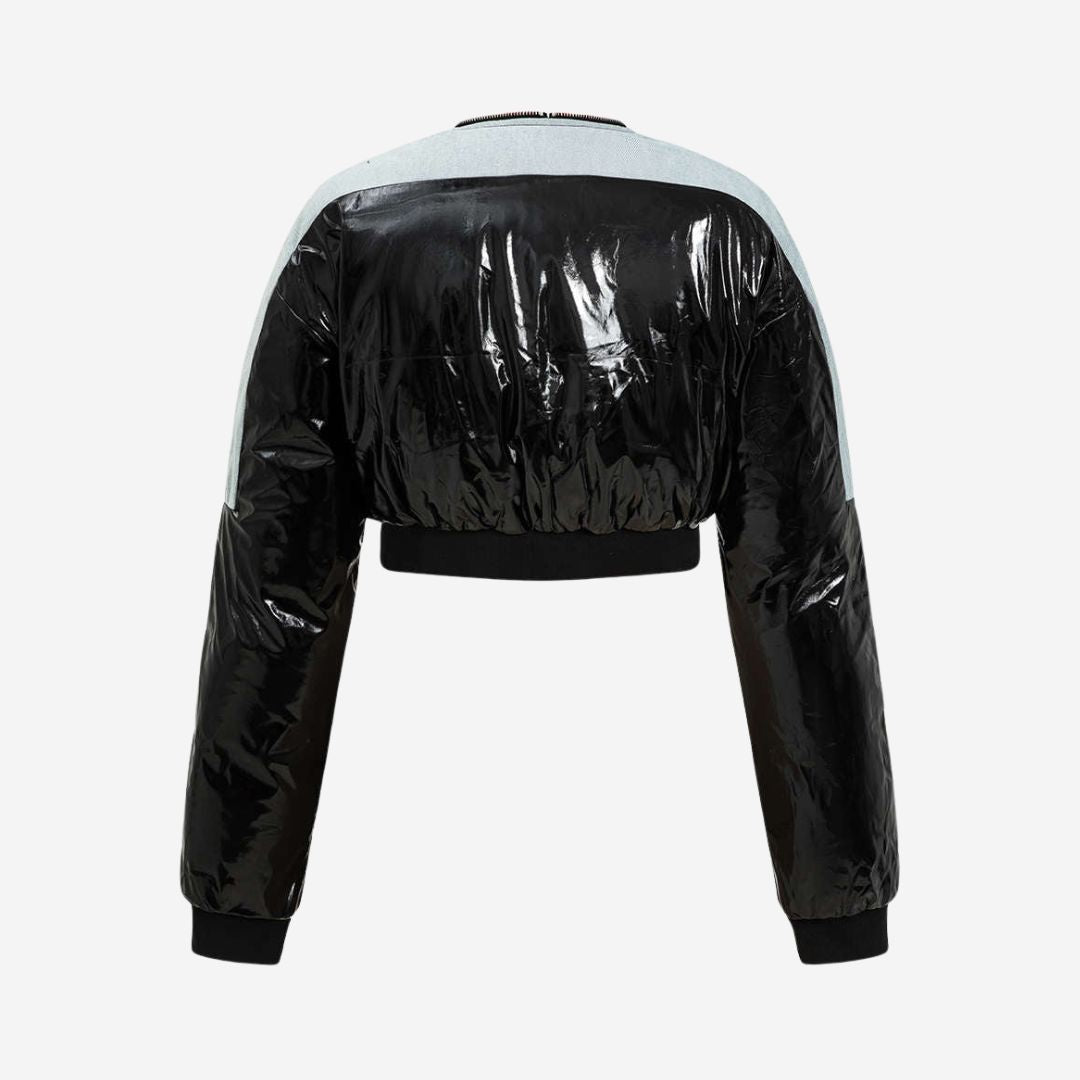 Svart cropped jacka med kontrasterande denimpartier och sportig dragkedja för dam