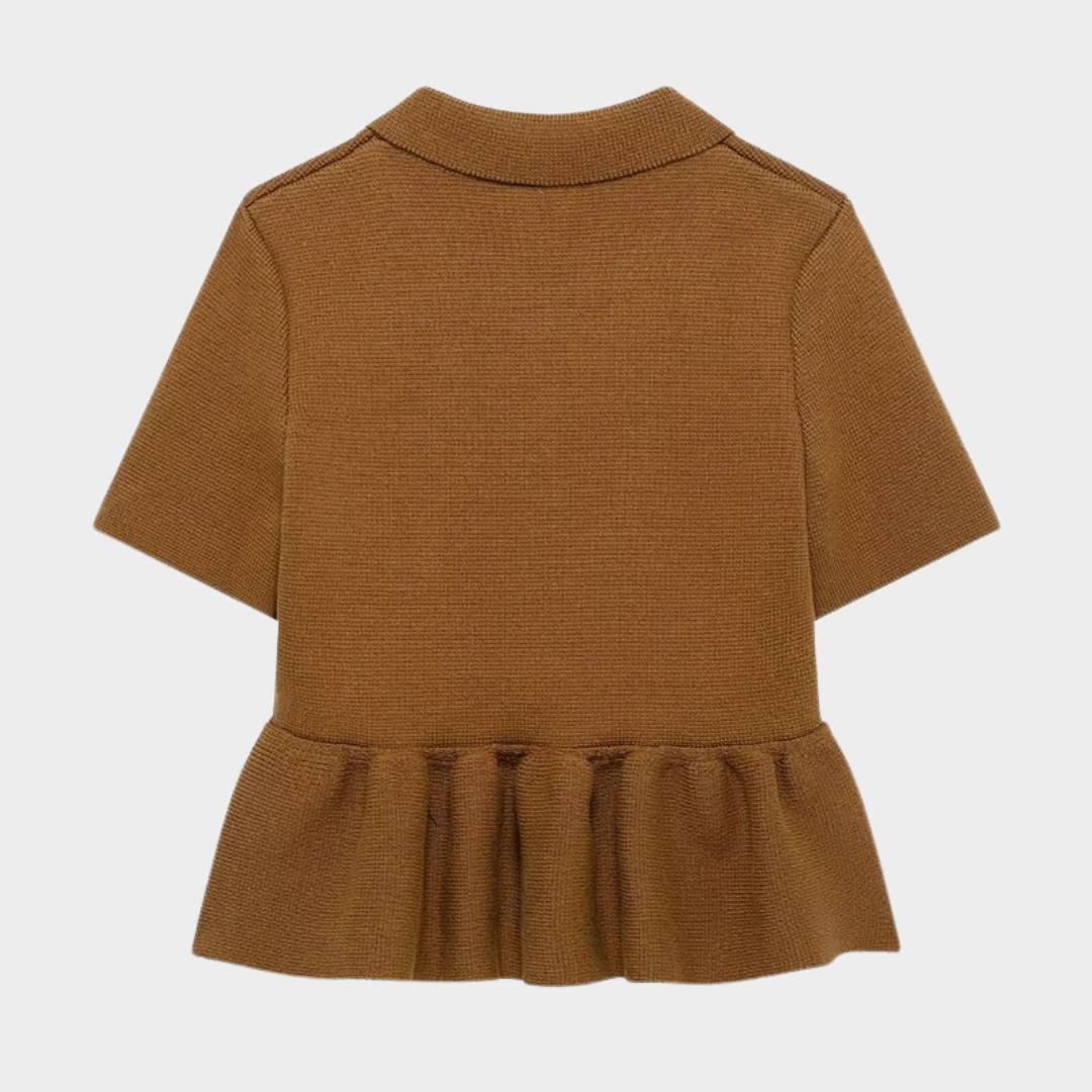 Brun stickad tröja med slagkrage korta ärmar och veckdetalj
