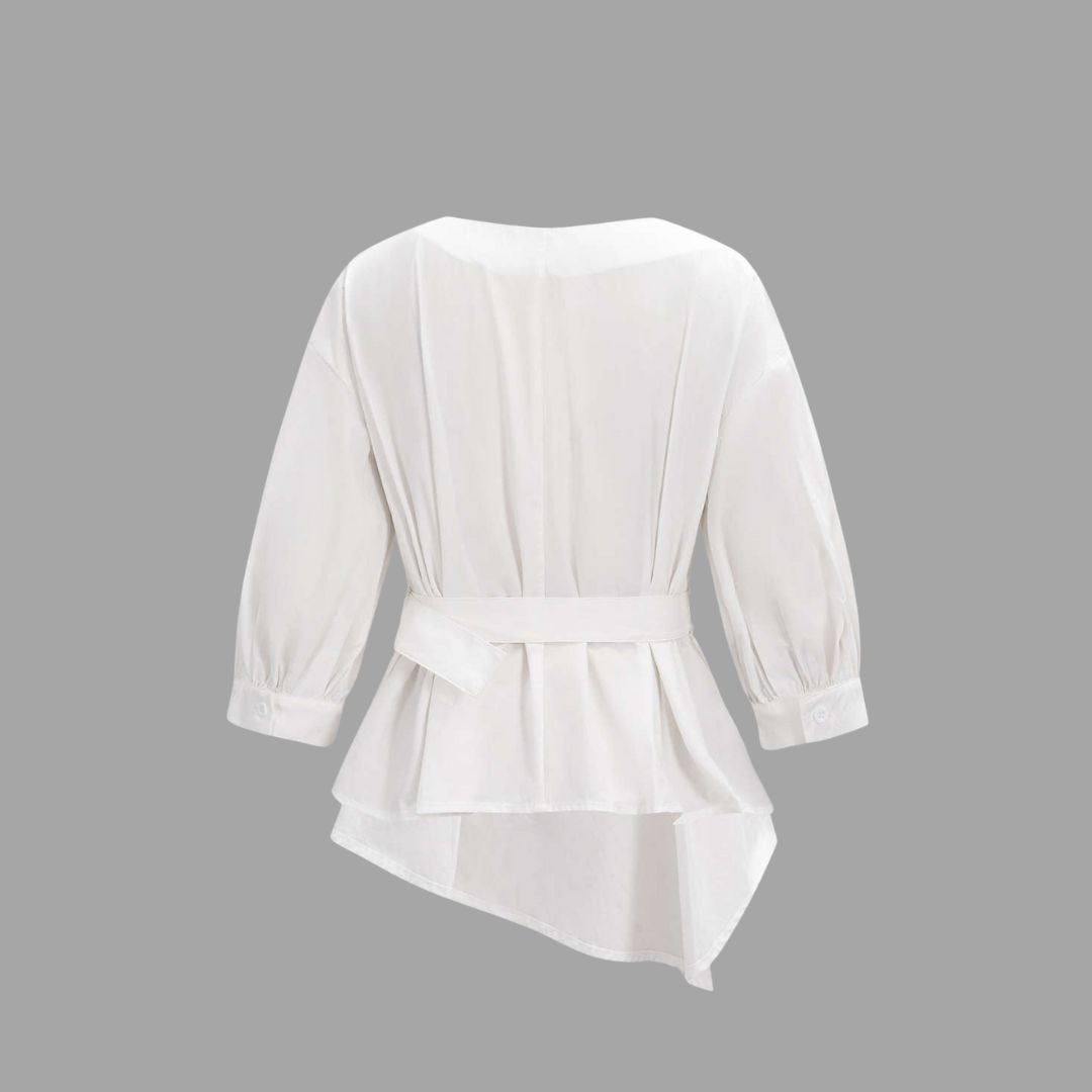 Vit asymmetrisk blus med bälte och svarta axelknappar