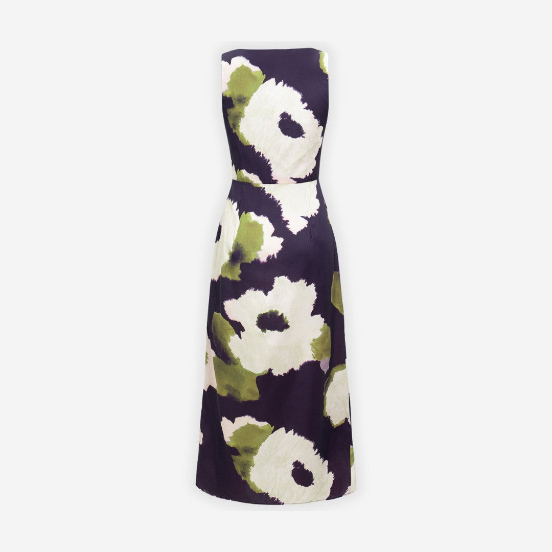 Midiklänning i mönstrad satin med draperad omlottfront, ärmlös design och figurnära siluett